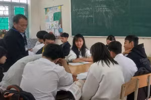 Thầy trò Trường THPT huyện Điện Biên (Điện Biên). Ảnh: NTCC