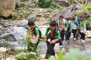 Con đường đến trường hằng ngày của nhiều học sinh vùng biên giới.