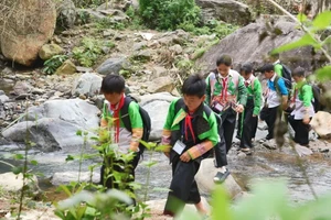 Con đường đến trường hằng ngày của nhiều học sinh vùng biên giới.