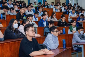 Tân sinh viên Trường Đại học Công nghệ Thông tin (Đại học Quốc gia TPHCM) tại giảng đường đại học. Ảnh: H.Khang