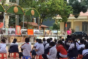 Buổi nghe kể chuyện về lịch sử của học sinh Trường THCS Vừ A Dính (Tuần Giáo) thông qua những bức ảnh về chiến dịch Điện Biên Phủ. Ảnh: Xuân Văn