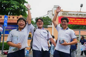 Thí sinh phấn khởi sau Kỳ thi tốt nghiệp THPT 2025. Ảnh minh họa: INT