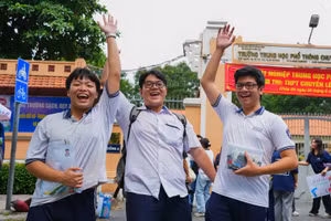 Thí sinh phấn khởi sau Kỳ thi tốt nghiệp THPT 2025. Ảnh minh họa: INT