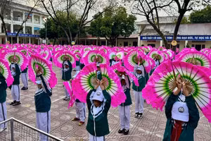 Thông qua các hoạt động truyền dạy, hướng dẫn thực hành di sản, xòe Thái được trao truyền trực tiếp, sinh động. Ảnh: NVCC