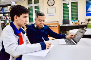 Thầy Bùi Mạnh Tùng hướng dẫn học sinh học Toán. Ảnh: Ngô Chuyên