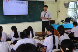 Thầy Trần Bình Trọng - giáo viên Trường THPT Định Thành lồng ghép tuyên truyền ý nghĩa, giá trị của các cuộc Tổng tuyển cử vào bài giảng lịch sử. Ảnh: Quách Mến