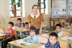 Cô trò Trường Phổ thông Dân tộc bán trú Tiểu học và THCS Nậm Càn, Kỳ Sơn, Nghệ An (Nghệ An). Ảnh: Ngọc Sơn