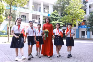 Cô trò Trường Tiểu học Lý Thường Kiệt (Văn Miếu - Quốc Tử Giám, Hà Nội). Ảnh: Khôi Nguyên