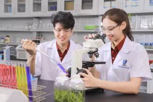 Sinh viên ngành Công nghệ sinh học Trường Đại học Nguyễn Tất Thành. Ảnh minh họa: INT