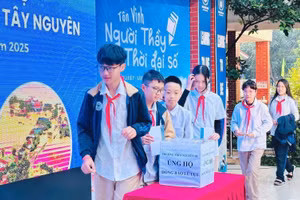 Thầy, trò Trường THCS Nguyễn Du (phường Đại Mỗ, Hà Nội) ủng hộ đồng bào các tỉnh miền Trung bị ảnh hưởng bởi mưa lũ. Ảnh: Lê Cường