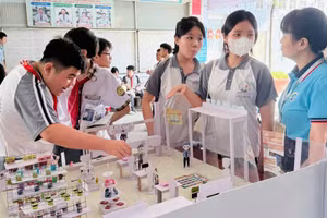 Trường THCS Huỳnh Tấn Phát học tập, trải nghiệm thực tế tại Trường Trung cấp Kinh tế - Kỹ thuật Nguyễn Hữu Cảnh. Ảnh: NTCC