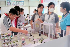 Trường THCS Huỳnh Tấn Phát học tập, trải nghiệm thực tế tại Trường Trung cấp Kinh tế - Kỹ thuật Nguyễn Hữu Cảnh. Ảnh: NTCC