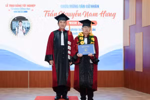 Tân cử nhân Trần Nguyễn Nam Hưng tại buổi lễ tốt nghiệp. Ảnh: HCMUS