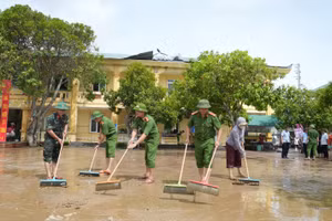 Lực lượng chức năng hỗ trợ Trường Tiểu học Thu Thủy (Nghệ An) khắc phục bão lụt. Ảnh: INT