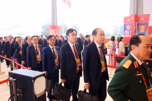 Các đại biểu chuẩn bị vào hội trường tại Trung tâm Hội nghị quốc gia, dự Đại hội XIV của Đảng. Ảnh: Báo Nhân dân