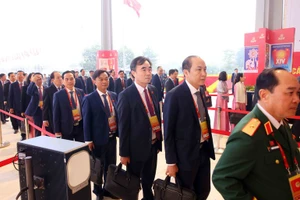 Các đại biểu chuẩn bị vào hội trường tại Trung tâm Hội nghị quốc gia, dự Đại hội XIV của Đảng. Ảnh: Báo Nhân dân