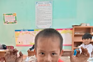 Học sinh tại điểm trường La Lay lấm lem bụi than.