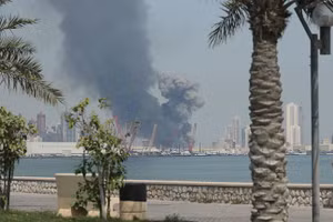 Khói bốc lên sau một vụ tấn công tên lửa của Iran nhằm vào căn cứ Mỹ ở Manama, Bahrain.