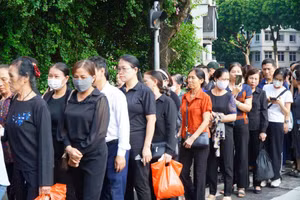 Người dân xếp hàng chờ vào viếng Tổng Bí thư Nguyễn Phú Trọng.