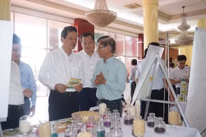 Phó Chủ tịch UBND tỉnh Đồng Tháp Nguyễn Thành Diệu tham quan gian hàng trưng bày sản phẩm của doanh nghiệp.