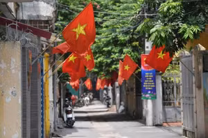 Phố phường Hà Nội rực rỡ cờ hoa chào mừng Cách mạng Tháng Tám và Quốc khánh 2/9