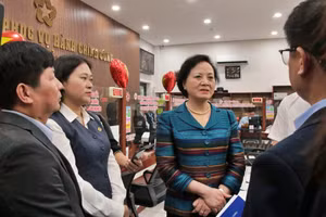 Phó Thủ tướng Phạm Thị Thanh Trà kiểm tra tại Trung tâm Phục vụ hành chính công phường Hải Châu (TP Đà Nẵng).