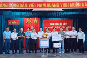 Đại diện Trường Đại học Công nghệ Giao thông Vận tải trao tặng quà trên đảo Trường Sa.
