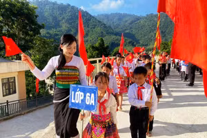 Cô giáo Trường PTDTBT-THCS Trung Lý đón học sinh lớp 6. Ảnh: Thế Lượng