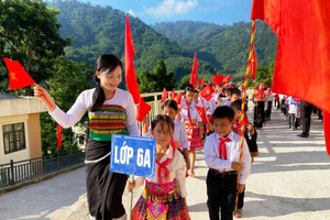 Cô giáo Trường PTDTBT-THCS Trung Lý đón học sinh lớp 6. Ảnh: Thế Lượng