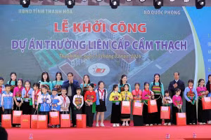 Thủ tướng Phạm Minh Chính và Bộ trưởng Bộ GD&ĐT Nguyễn Kim Sơn trao quà tới các em học sinh