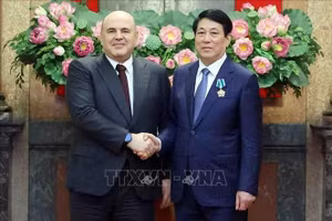 Thủ tướng Liên bang Nga Mikhail Mishustin trao Huân chương Hữu nghị của Nhà nước Liên bang Nga tặng Chủ tịch nước Lương Cường. (Ảnh: Phạm Kiên/TTXVN)