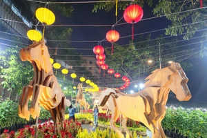 Tối 11/2 (24 tháng Chạp), Hội hoa xuân Phú Mỹ Hưng Tết Bính Ngọ 2026 khai mạc với chủ đề “Xuân gắn kết”.