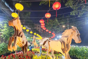 Tối 11/2 (24 tháng Chạp), Hội hoa xuân Phú Mỹ Hưng Tết Bính Ngọ 2026 khai mạc với chủ đề “Xuân gắn kết”.