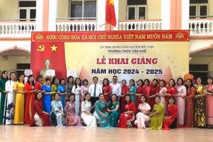 Các thầy, cô giáo trong lễ khai giảng năm học 2024-2025 của Trường THCS Văn Khê.