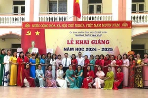 Các thầy, cô giáo trong lễ khai giảng năm học 2024-2025 của Trường THCS Văn Khê.