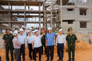 Đoàn công tác do Phó Thủ tướng Lê Tiến Châu dẫn đầu kiểm tra các dự án xây dựng Trường phổ thông nội trú liên cấp cho các xã biên giới trên địa bàn TP Huế.