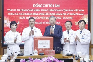 Tổng Bí thư Tô Lâm tặng quà cán bộ, Bác sỹ, nhân viên y tế Bệnh viện Hữu nghị. Ảnh: Thống Nhất/TTXVN
