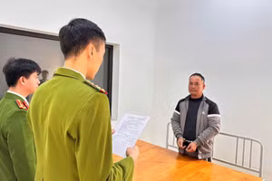 Đoàn Văn Sáng (áo xám) tại cơ quan Công an.