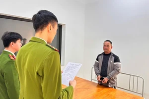 Đoàn Văn Sáng (áo xám) tại cơ quan Công an.