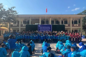 Đại diện Hội Tài chính - Kế toán EVNNPC trao quà cho học sinh.