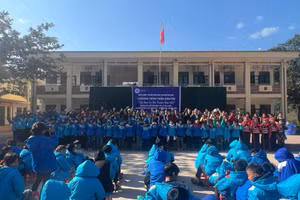 Đại diện Hội Tài chính - Kế toán EVNNPC trao quà cho học sinh.