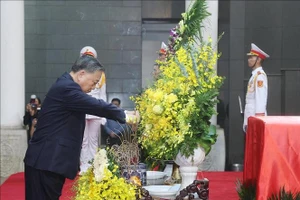 Tổng Bí thư Tô Lâm dẫn đầu Đoàn Ban Chấp hành Trung ương Đảng Cộng sản Việt Nam viếng nguyên Chủ tịch nước Trần Đức Lương. (Ảnh: TTXVN)