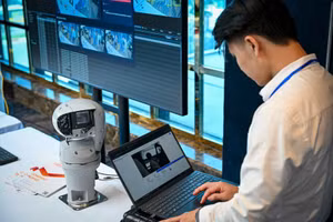 Trình diễn một giải pháp an ninh tại hội thảo.