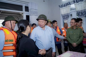 Tổng Bí thư Tô Lâm tới thăm, động viên Nhân dân TP Huế sáng 2/11.