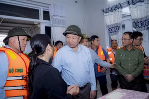 Tổng Bí thư Tô Lâm tới thăm, động viên Nhân dân TP Huế sáng 2/11.