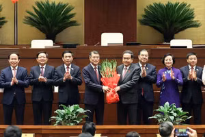 Chủ tịch Quốc hội Trần Thanh Mẫn tặng hoa chúc mừng Thủ tướng Lê Minh Hưng, và 6 Phó Thủ tướng Chính phủ nhiệm kỳ 2026-2031.