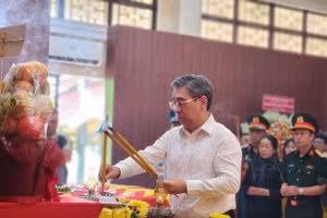 Ông Nguyễn Phước Lộc, Phó Bí thư Thành ủy, Chủ tịch Ủy ban MTTQ Việt Nam TPHCM, dâng hương.