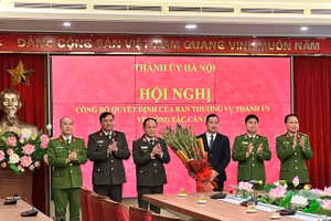 Ban Giám đốc Công an thành phố Hà Nội chúc mừng Thiếu tướng Nguyễn Thành Long nhận công tác mới.