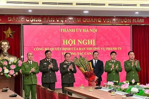 Ban Giám đốc Công an thành phố Hà Nội chúc mừng Thiếu tướng Nguyễn Thành Long nhận công tác mới.