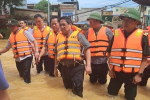 Thủ tướng tới Thái Nguyên thăm hỏi người dân, chỉ đạo khắc phục hậu quả mưa lũ